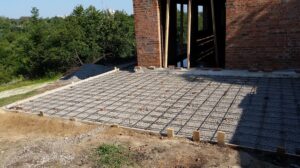 Een eigen betonnen terrasvloer maken met bouwstaalmatten