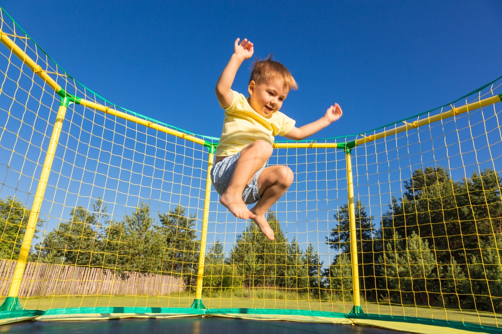 Trampoline ingraven heeft voordelen en nadelen ten opzichte van een losstaande trampoline